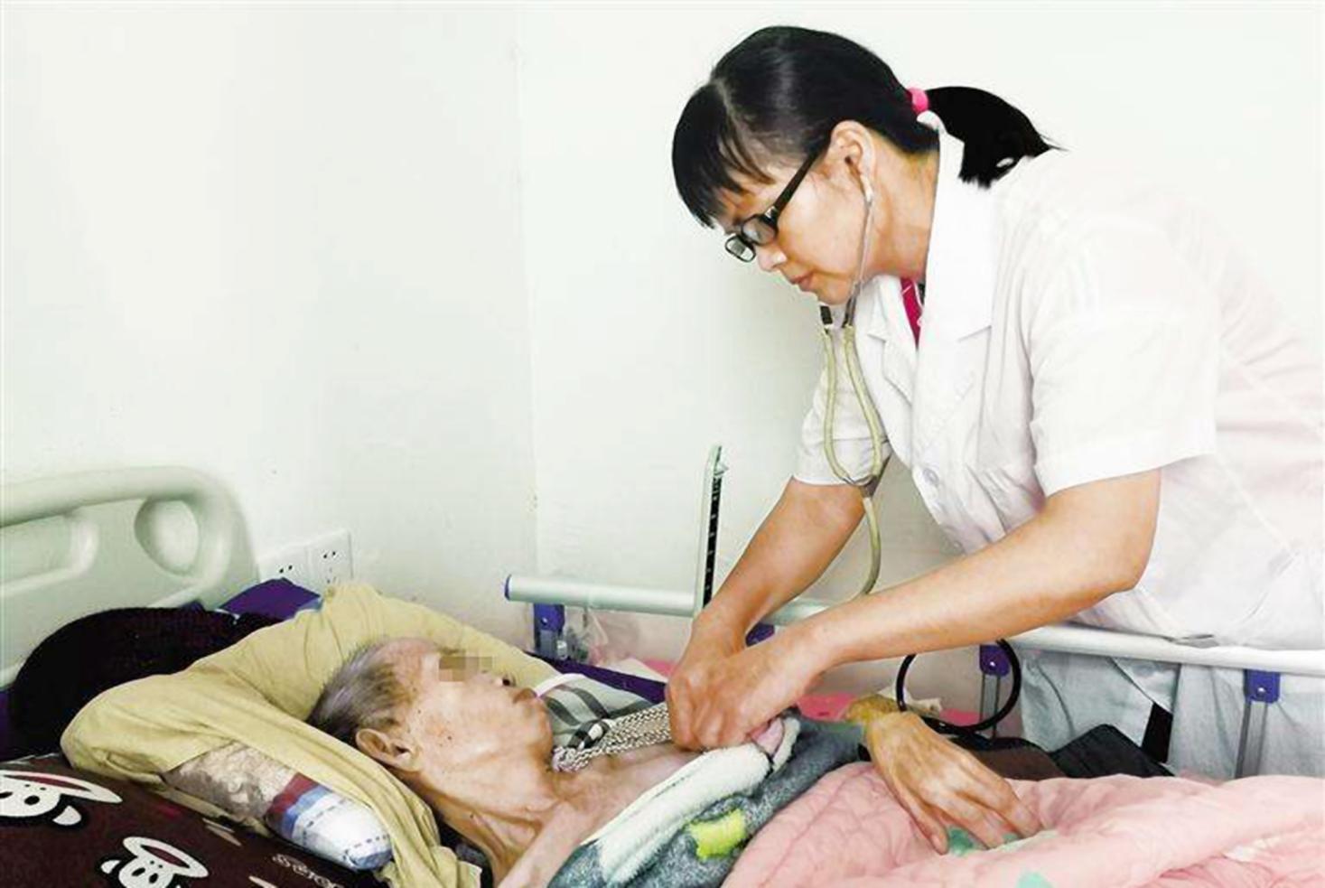 老伯打死护工引发接警员恐慌事件，震惊社会的暴力事件曝光